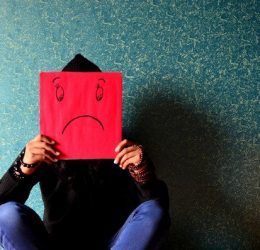 Distingue entre tristeza y depresión